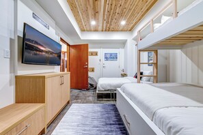 4 habitaciones, escritorio y tabla de planchar con plancha