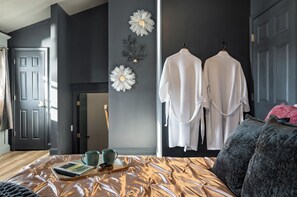 4 bedrooms, WiFi, bed sheets