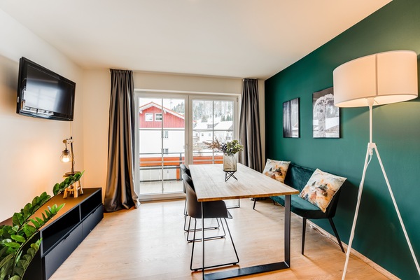 Großer Wohn-/Essbereich mit TV und Esstisch für bis zu 4 Personen