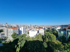 A cityscape with modern buildings, a clear sky, and a distant view of the sea. - ELİTE PARK HOTEL & SUİTES (Istanbul)