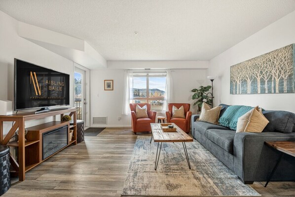 Smart TV, fireplace