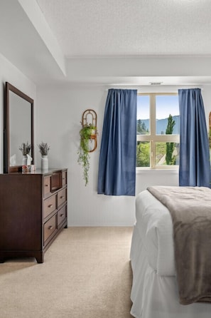 2 bedrooms, desk, free WiFi, bed sheets - Lakeside Lair | Pool | Hot Tub | A/C (Invermere)