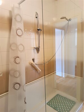 Apartment | Badezimmer | Dusche, Regendusche, Bidet