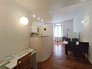 Apartment | Eigene Küche | Großer Kühlschrank, Ofen, Herdplatte, Espressomaschine