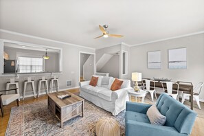 Smart TV, fireplace - 3BR Townhome Quiet Family Area in South Park w/ Balcony, BBQ, Work Space, & WiFi (Charlotte)