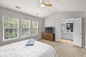 3 bedrooms, desk, iron/ironing board, WiFi - 3BR Townhome Quiet Family Area in South Park w/ Balcony, BBQ, Work Space, & WiFi (Charlotte)