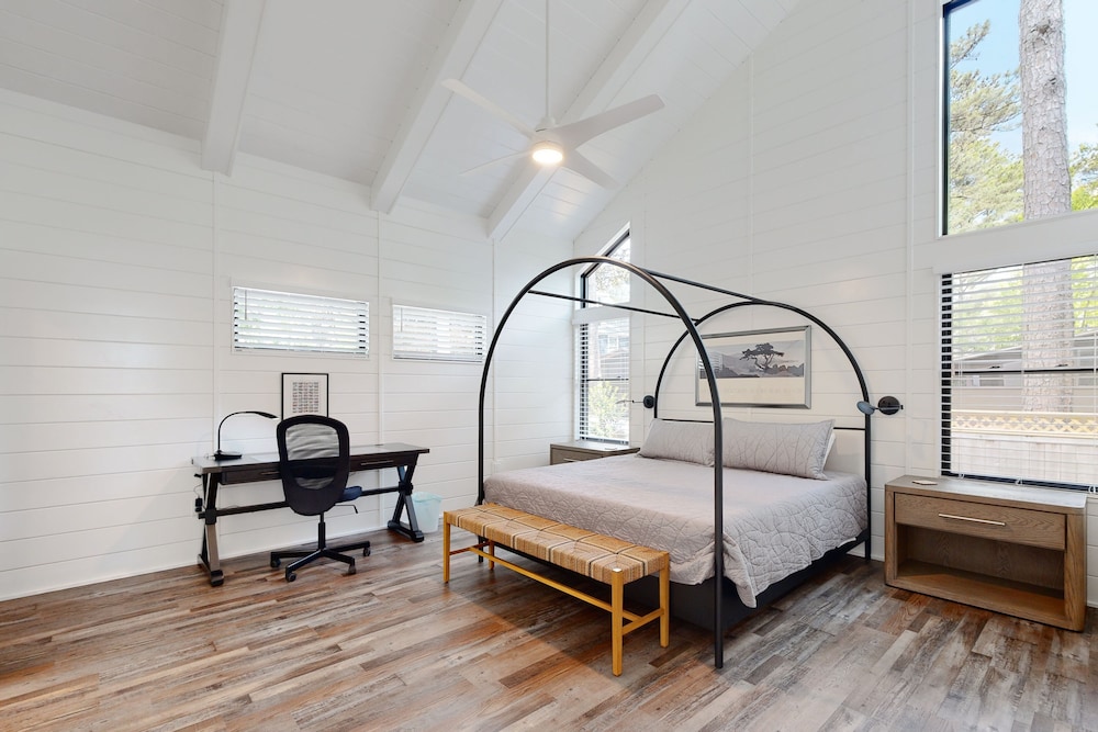 Town of Dewey Beach modern home with grill & outdoor showers prime