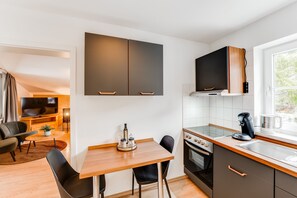 Fridge, oven, stovetop, coffee/tea maker