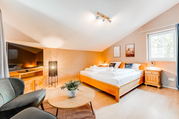 Schlafzimmer mit 180-er Doppelbett und Smart TV