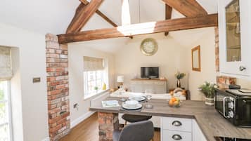 Lemari es, mesin pencuci piring, ketel listrik, dan pemanggang roti