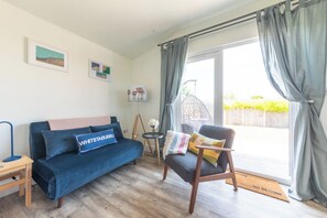 Smart TV, offices - Pear Tree Cabin provides a wonderful base for exploring Whitstable and the surrounding area, celebrating special occasions, or visiting friends and family. Enjoy the local cusine and stroll back to your comfy cabin to watch the sunset. (Whitstable)