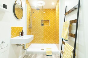 Hair dryer, towels - Pear Tree Cabin provides a wonderful base for exploring Whitstable and the surrounding area, celebrating special occasions, or visiting friends and family. Enjoy the local cusine and stroll back to your comfy cabin to watch the sunset. (Whitstable)