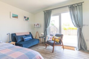 1 bedroom, travel cot, free WiFi, bed sheets - Pear Tree Cabin provides a wonderful base for exploring Whitstable and the surrounding area, celebrating special occasions, or visiting friends and family. Enjoy the local cusine and stroll back to your comfy cabin to watch the sunset. (Whitstable)
