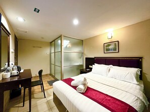 Camera Deluxe, 1 letto queen, vista città | Con stile personalizzato, con arredamento individuale, una scrivania