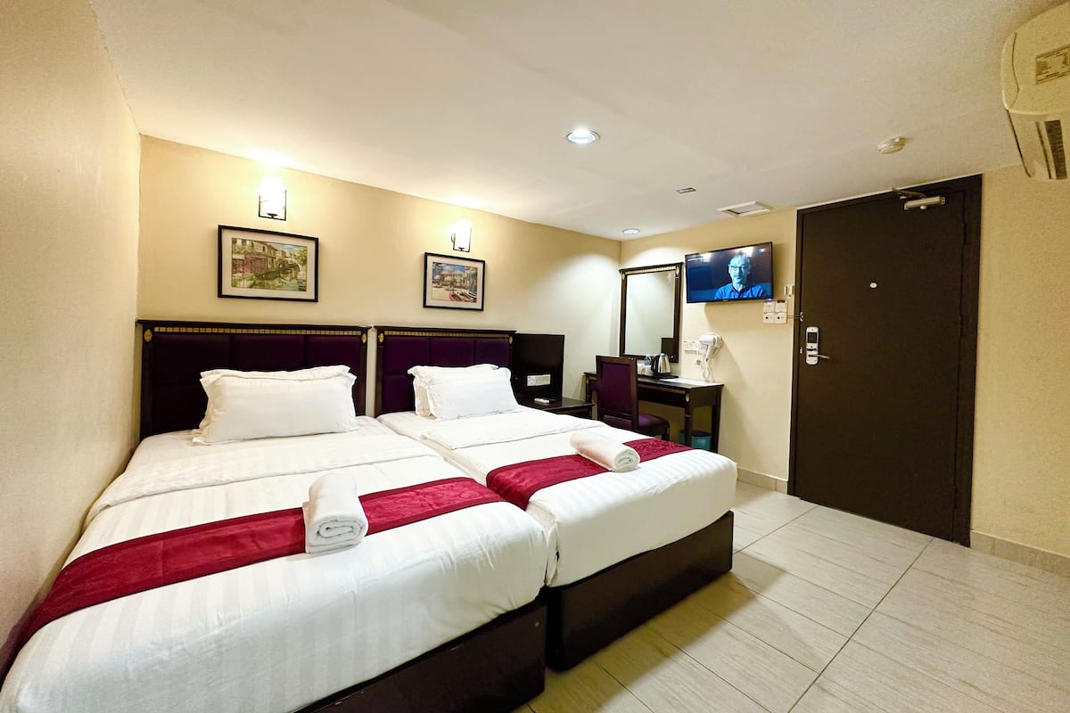 Deluxe Room, 2 Twin Beds | 1 bedroom, individually decorated, individually furnished, desk