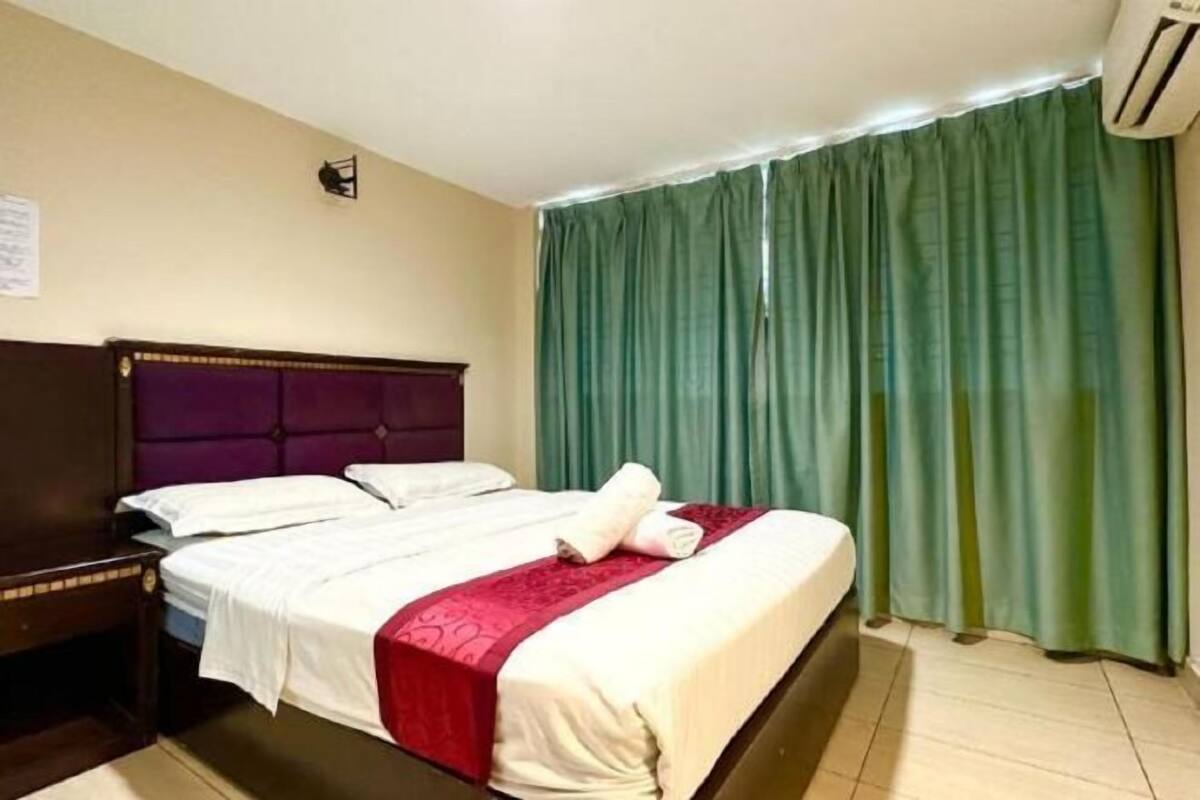1 bedroom, individually decorated, individually furnished, desk