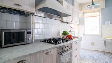 Geladeira, fogão, cooktop, cafeteira/chaleira