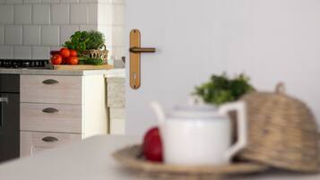 Réfrigérateur, four, cafetiÚre/bouilloire