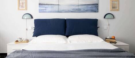 2 chambres, bureau, fer et planche à repasser, lit parapluie