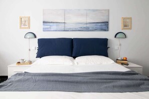 2 makuuhuonetta, työpöytä, silitysrauta/-lauta, vauvan matkasänky