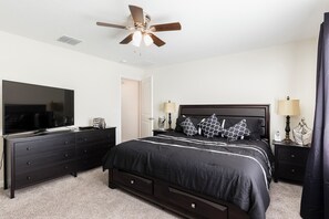4 habitaciones, tabla de planchar con plancha, wifi y ropa de cama