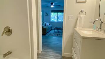 Serviettes fournies, savon, papier toilette