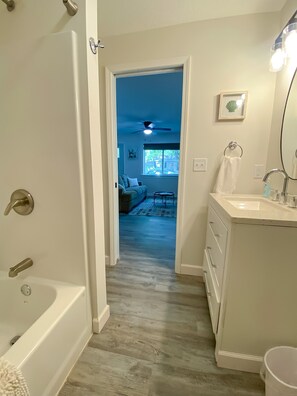 Towels, soap, toilet paper - The Orchard House: Close to the Katy Trail, Truman Lake and Historic Downtown (Clinton)
