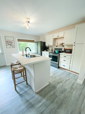 Frigorífico, microondas, horno y placa de cocina