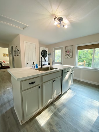 Interior. The Orchard House: Close to the Katy Trail, Truman Lake and Historic Downtown