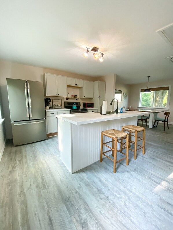 Réfrigérateur, micro-ondes, four, plaque de cuisson