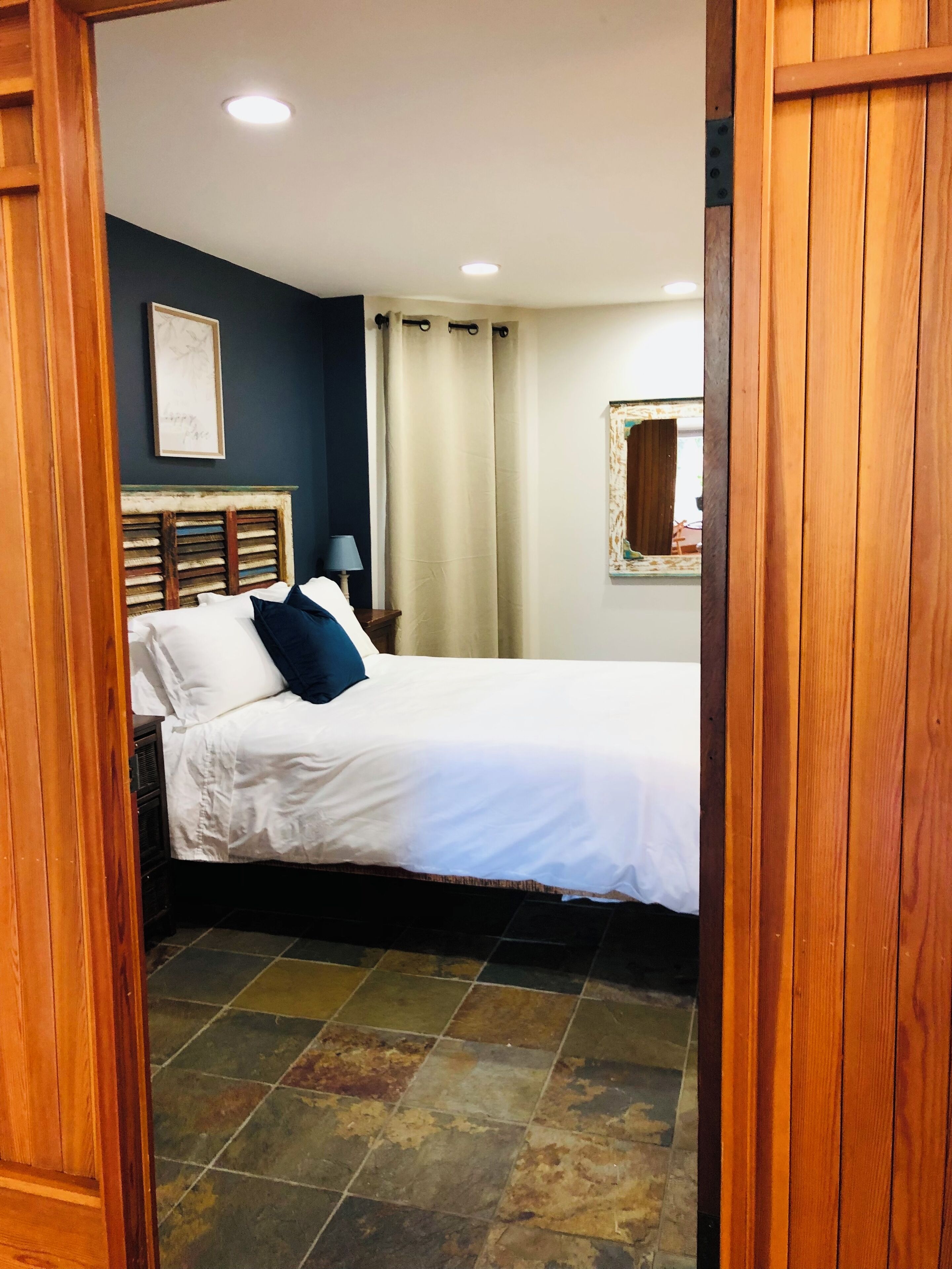 4 soverom, skrivebord, strykejern/-brett og reiseseng for barn