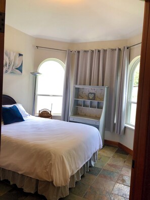 4 bedrooms, desk, iron/ironing board, travel crib