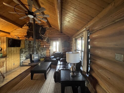 Stratton Ranch - Wyoming Getaway Cabin - 4 bed/2 bath WY Cabin!
