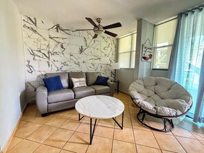 Een smart-tv en boeken