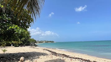 Beach nearby, sun-loungers, beach towels