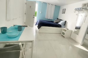 2 soverom, skrivebord, strykejern/-brett og wi-fi (inkludert)