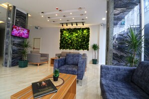 ฝ่ายต้อนรับ