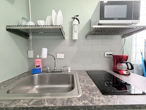 Refrigerador, microondas, parrilla de estufa y cafetera y tetera 