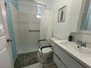 Haartrockner, Handtücher, Seife, Shampoo