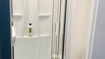 Chuveiro, secador de cabelo, toalhas de banho, sabonete