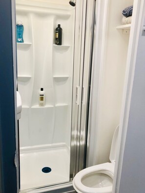 Douche, séchoir à cheveux, serviettes fournies, savon