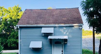 Unique Tiny Home near Shawnee Mission Park