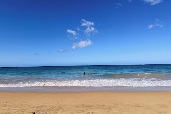 Chaises longues, serviettes de plage