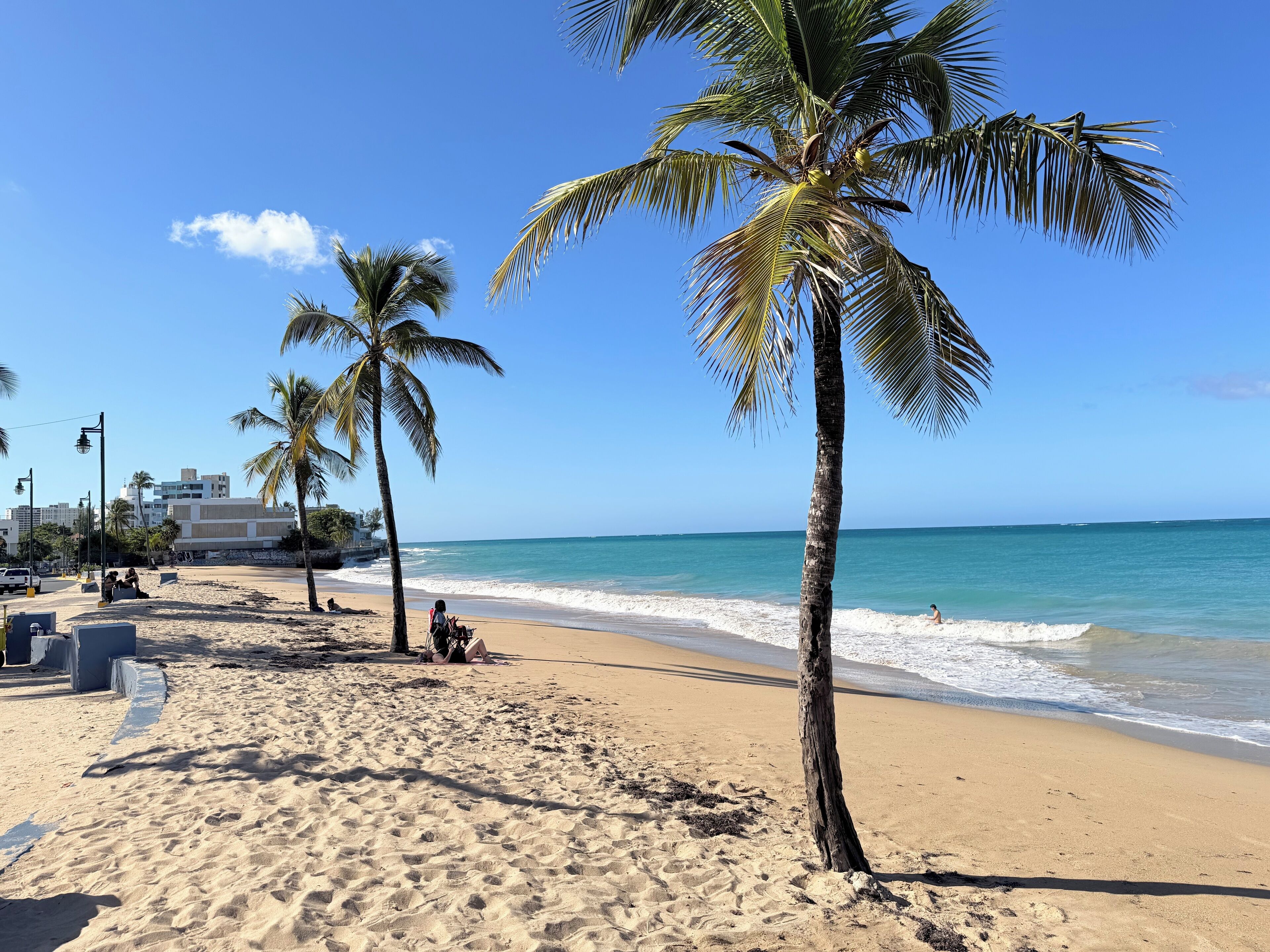 Chaises longues, serviettes de plage