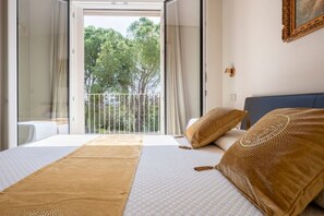 4 bedrooms, desk, iron/ironing board, travel cot