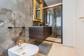Shower, hair dryer, bidet, towels - 5E Villa Charme - Vista Mare & Ortigia Island- Whirpool on roof Terrace (Sicilia)