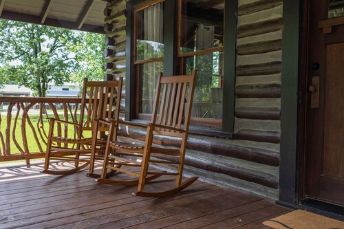 Rustic Charm with Modern Amenities, Two Creeks Crossing Resort