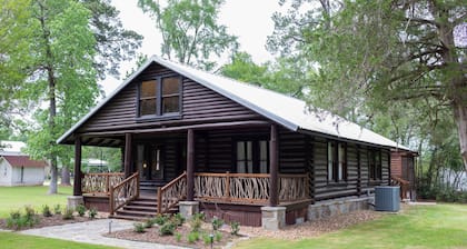 Rustic Charm with Modern Amenities, Two Creeks Crossing Resort