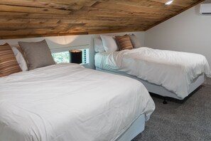 2 bedrooms, bed sheets - Cozy, Spacious, and Right on the Banks of Rocky Creek, Two Creeks Crossing Resort (Livingston)