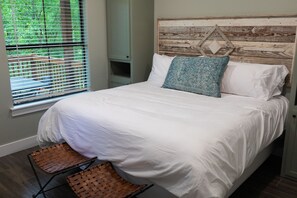 2 bedrooms, bed sheets - Cozy, Spacious, and Right on the Banks of Rocky Creek, Two Creeks Crossing Resort (Livingston)